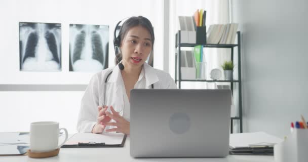 Joven Médico Asia Uniforme Médico Blanco Con Estetoscopio Usando Computadora — Vídeos de Stock