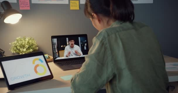 Asia Woman Using Laptop See Graph Table Talk Colleagues Work — Stock videók