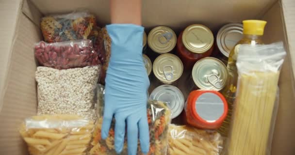 在家里的客厅里 手拉手 年轻的亚洲少女打开装有食品和饮料捐赠的捐赠纸盒 验尸和检疫概念 — 图库视频影像
