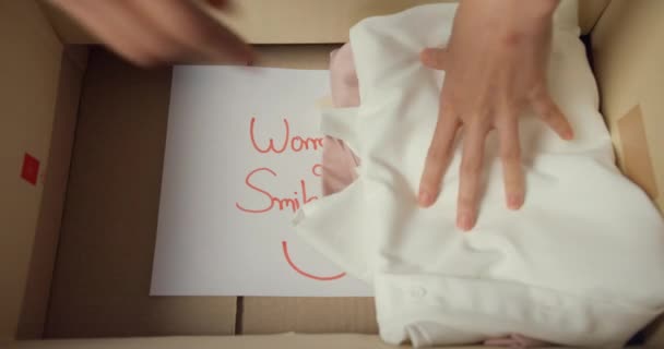 Glückliche Junge Mädchen Aus Asien Verpacken Während Ihrer Arbeit Einer — Stockvideo