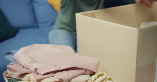 Jovem Asiática Feliz Adolescente Voluntário Embalagem Roupas Produto Caixas Papelão — Vídeo de Stock