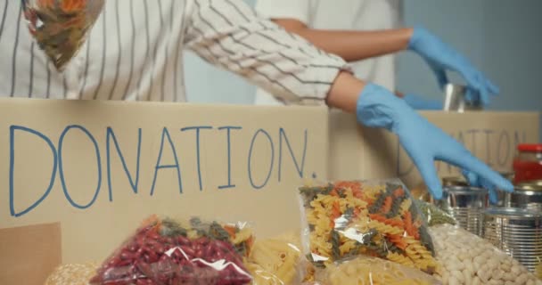 Bir Grup Genç Asyalı Gönüllü Hayır Kurumunda Çalışırken Yiyecek Içecek — Stok video