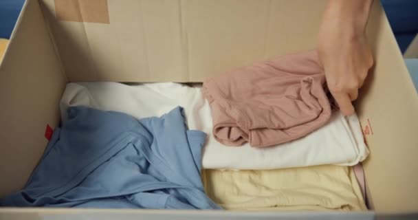 Feliz Joven Asia Adolescente Voluntario Embalaje Ropa Producto Cajas Cartón — Vídeos de Stock