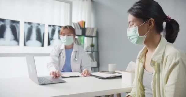 Confiante Ásia Senhora Médico Usar Máscara Protetora Jovem Menina Paciente — Vídeo de Stock