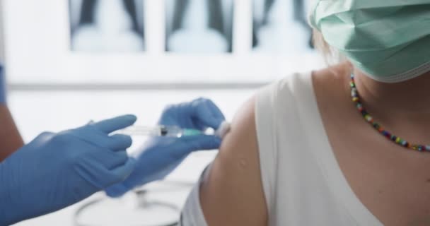 아시아 간호사가 Covid 바이러스 접종을 소녀들에게 주사할 보건소나 병원에서 에이즈로부터 — 비디오