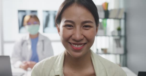 Уверенная Азиатская Женщина Врач Молодая Пациентка Жестикулируют Большими Пальцами Вверх — стоковое видео