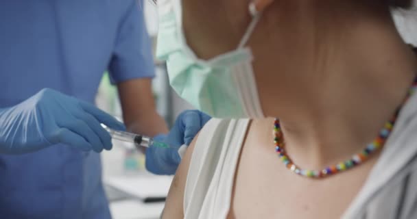 Jovem Enfermeira Ásia Dando Covid Vacina Antivírus Gripe Tiro Para — Vídeo de Stock