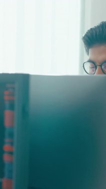 Dikey Ekran: Genç yetişkin Asya erkek serbest gözlük yazma komut AI bot uygulaması akıllı program göçebe, video oyunu, kodlama terminali, kullanıcı arayüzü, masaüstü bilgisayardaki büyük veri merkezi.