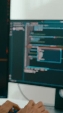 Dikey Ekran: Grup Yetişkin Asya erkeği, kadın serbest yazıcı komut AI bot uygulaması akıllı program göçebe, video oyunu, kodlama dili, tasarımcı, masaüstü bilgisayarındaki büyük veri merkezi.