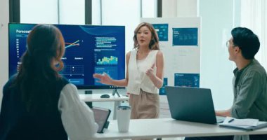 Birlikte çalışan Asyalı iş adamları grubu, iş toplantılarında gelir, kar veya satış istatistikleri içeren sunum programları kullanıyor. Finansal nesil z takımı e-ticaret projesinde beyin fırtınası yaptı.