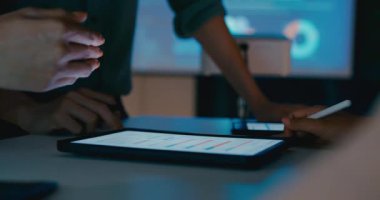 Kapanış grubu Asyalı iş adamları, ofis gecesinde düzenlenen iş toplantısında veri satışı istatistikleriyle plan fikrini tartışmak üzere birlikte çalışıyorlar. Finansal nesil z takımı e-ticaret projesinde beyin fırtınası yaptı.