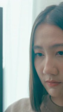 Dikey Ekran: Genç Asya kadın serbest yazı yazma komut AI bot uygulama programı göçebe, video oyunu, kodlama dili terminali, kullanıcı arayüzü, tasarımcı, masaüstü bilgisayardaki büyük veri merkezi.