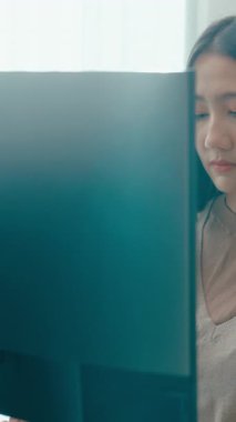 Dikey Ekran: Genç Asya kadın serbest yazı yazma komut AI bot uygulama programı göçebe, video oyunu, kodlama dili terminali, kullanıcı arayüzü, tasarımcı, masaüstü bilgisayardaki büyük veri merkezi.