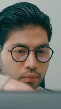 Dikey Ekran: Kapanış grubu Yetişkin Asya erkeği ve kadın serbest toplantı komut AI bot uygulaması programları göçebe, video oyunu, konuşma stratejisi, kullanıcı arayüzü, veri merkezi masaüstü bilgisayarı.