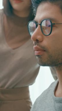 Dikey Ekran: Kapanış grubu Yetişkin Asya erkeği ve kadın serbest toplantı komut AI bot uygulaması programları göçebe, video oyunu, konuşma stratejisi, kullanıcı arayüzü, veri merkezi masaüstü bilgisayarı.