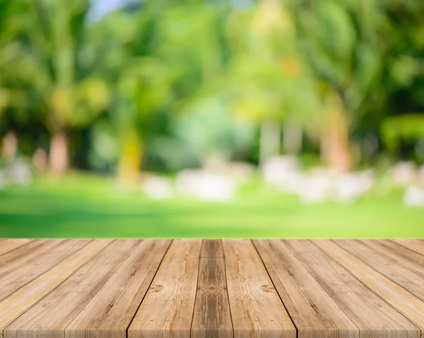 Holzbrett leerer Tisch vor verschwommenem Hintergrund. Perspektive graues Holz über unscharfe Bäume im Wald - kann für die Anzeige oder Montage Ihrer Produkte verwendet werden. Frühlingszeit. — Stockfoto