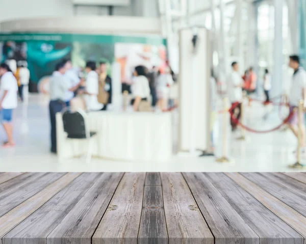 Holzbrett leerer Tisch vor verschwommenem Hintergrund. Perspektive braunes Holz über Unschärfe im Flughafen - kann für die Anzeige oder Montage Ihrer Produkte verwendet werden. Vintage gefiltertes Bild. — Stockfoto