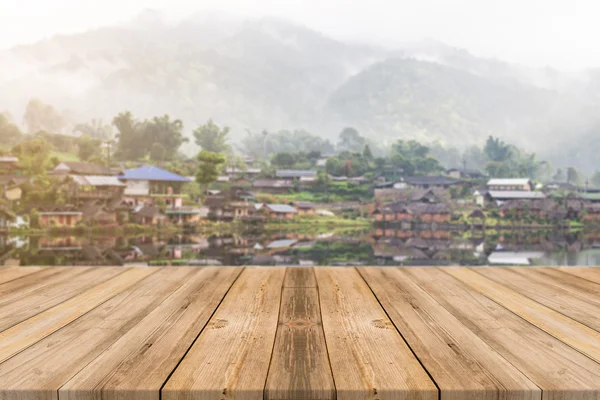 Holzbrett leerer Tisch vor verschwommenem Hintergrund. Perspektive braunes Holz über verschwommenem See in den Bergen - kann für die Anzeige oder Montage Ihrer Produkte verwendet werden. Frühlingszeit. — Stockfoto