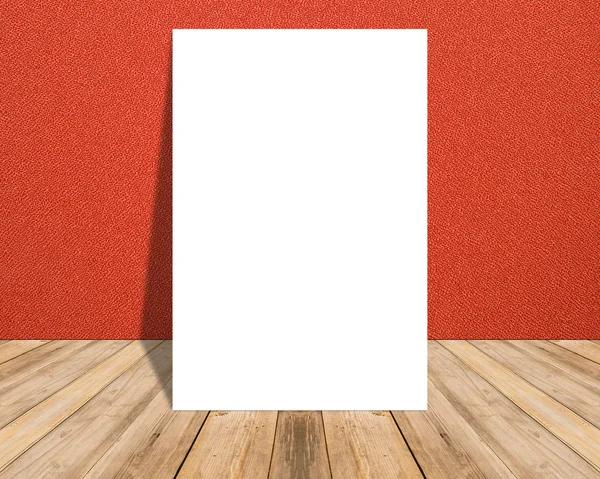 Poster bianco in parete di stoffa rossa e pavimento in legno tropicale, Template Mock up per il tuo contenuto . — Foto Stock