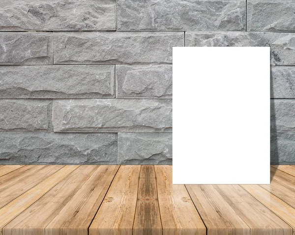 Порожній паперовий плакат на дощатій дерев'яній підлозі та мармуровій стіні, шаблон сміється за додавання вашого дизайну — стокове фото