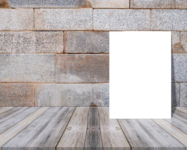 Cartel de papel en blanco en el piso de madera de tablón y la pared de mármol patrón, Plantilla maqueta para agregar su diseño —  Fotos de Stock