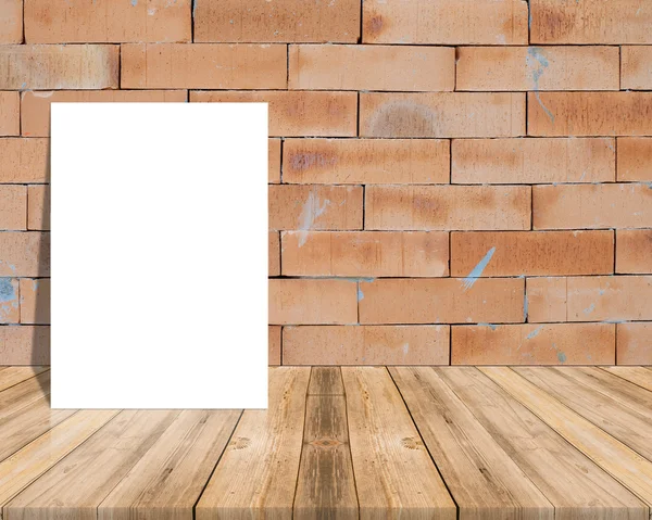 Cartel de papel en blanco en el piso de madera de tablón y la pared de mármol patrón, Plantilla maqueta para agregar su diseño —  Fotos de Stock