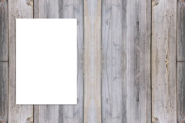 Puste pusty składany papier plakat wiszący na drewniane ściany, szablon makiety na dodawanie twój projekt. — Zdjęcie stockowe