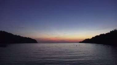 Plajda, inanılmaz güzel günbatımı renkleri, cennet ile Tayland Basra Körfezi deniz manzarası üzerinde parlayan ışık demeti. Phuket deniz ve plaj.