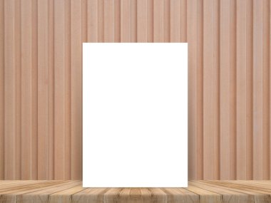 Tahta ahşap duvar ile en iyi tropikal ahşap masada alay yaslanmış içeriğinizi eklemek için arka plan kadar boş beyaz poster