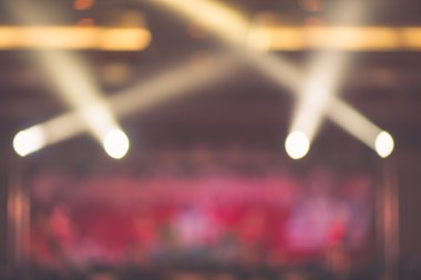 Bulanık arka plan: seyirci, müzik showbiz konsepti, vintage filtre uygulanan görüntü ile konser Bokeh aydınlatma.