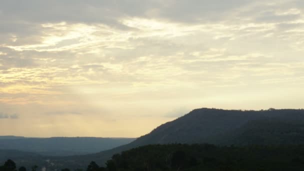 4K Jour à nuit Time-lapse : Transition du paysage montagnard du jour à la nuit . — Video