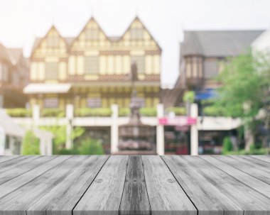 Ahşap Pano boş tablo önünde arka plan bulanık. Perspektif gri ahşap üzerinde bina bulanıklık - görüntülemek için kullanılan veya ürün montaj. Görüntüleme ürün için alay.