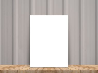 Tahta ahşap duvar ile en iyi tropikal ahşap masada alay yaslanmış içeriğinizi eklemek için arka plan kadar boş beyaz poster