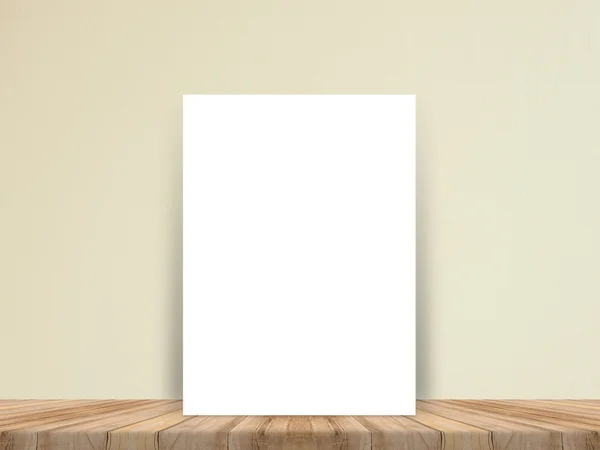 Cartaz de papel branco em branco na prancha tropical piso de madeira e parede de papel, modelo simular para adicionar seu conteúdo, deixe espaço lateral para exibição do produto — Fotografia de Stock