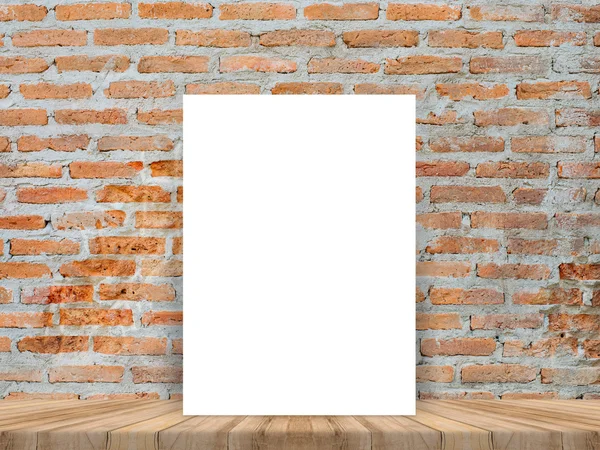 Κενή άσπρη αφίσα που ακουμπά στο τροπικό ξύλο επιτραπέζια με τοίχο από τούβλα, πλαστή επάνω υπόβαθρο για την προσθήκη περιεχομένου σας — Φωτογραφία Αρχείου