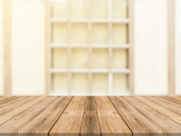 Table vide en bois devant un fond flou. Perspective bois brun sur flou dans le café - peut être utilisé pour afficher ou monter vos produits . — Photo