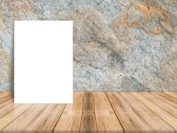 Poster bianco bianco bianco appoggiato al piano del tavolo in legno tropicale con muro di pietra scura, finto sfondo per aggiungere contenuto — Foto Stock