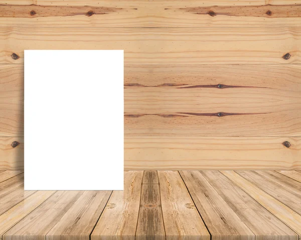 Puste plakat pochylony na deski drewniane ściany i przekątnej podłogi drewniane. — Zdjęcie stockowe