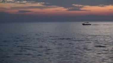 Günbatımı güneş ayarı rüzgarlı akşam büyük okyanus.