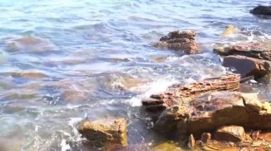 Deniz sörf. Dalgalar kıyı kayaların üzerinde çalışır. Herhangi bir işlem olmadan orijinal video.