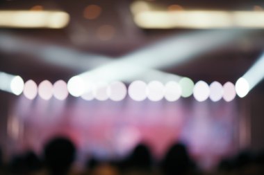 Bulanık arka plan: seyirci, müzik showbiz konsepti ile konser Bokeh aydınlatma.