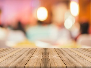 Ahşap Pano boş tablo önünde arka plan bulanık. Perspektif kahverengi ahşap üzerinde restoranda bulanıklık - görüntülemek için kullanılan veya ürün montaj. Görüntüleme ürün için alay.