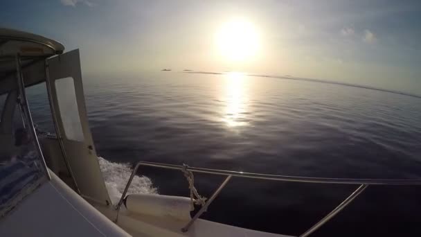 Plachtění ve větru přes vlny při západu slunce (Hd) plachetnice v rozlišení full Hd v plachtění na moři Maledivy. — Stock video