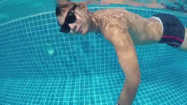 Pływania pod wodą. Mężczyzna pływa w basenie. — Wideo stockowe
