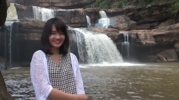 아름 다운 젊은 여자 편안한 폭포 근처 멋진 숲에서. 태국. — 비디오