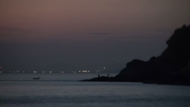 Coucher de soleil sur l'océan Pacifique lors d'une soirée venteuse . — Video