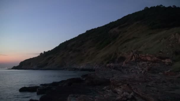 Захід сонця над тихим океаном у вітряний вечір . — стокове відео
