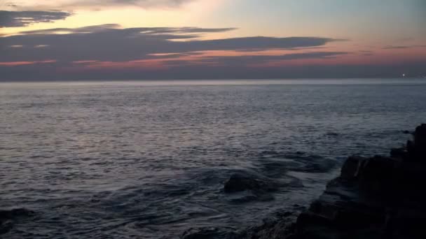 Powerful waves washing over dangerous rocks close up slow motion. — Stock Video