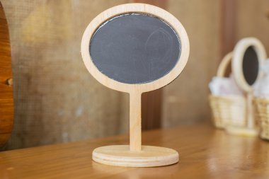 Blackboard menü şövale üzerinde ile ahşap masa ile kahve dükkanı arka plan bulanıklık, içerik eklemek için alanı Kopyala