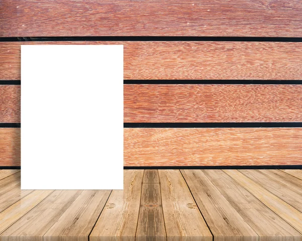 Poster bianco appoggiato alla parete di legno e al pavimento diagonale in legno, finto per aggiungere il tuo design . — Foto Stock